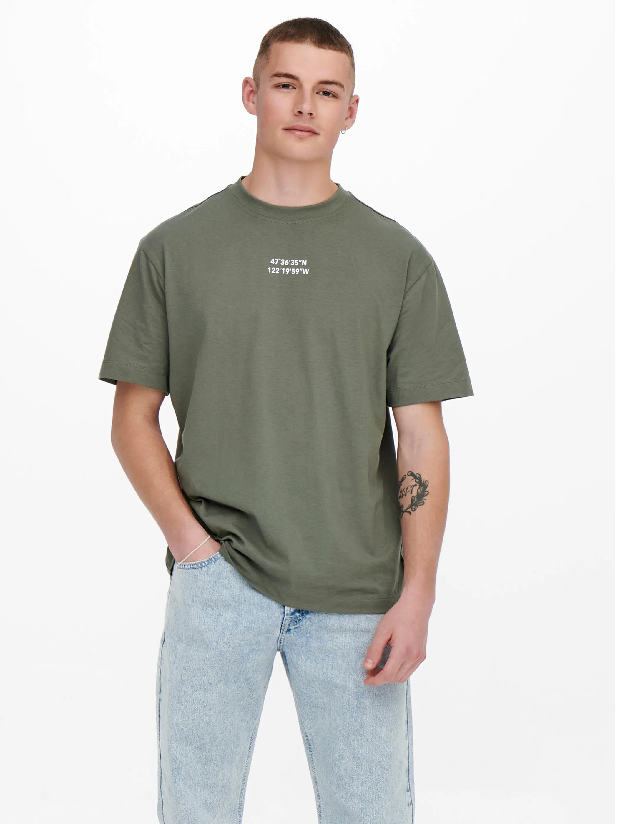 Only & Sons 22022669 ONSGUS RLX PHOTOPRINT Grau 863535 262142 3 Only & Sons 22022669 ONSGUS RLX PHOTOPRINT Grau 863535 262142 3